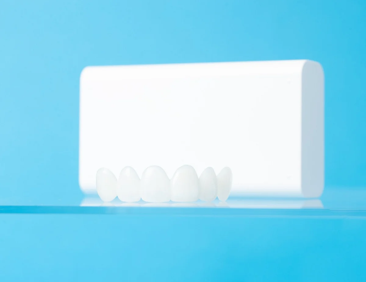 Smilewear wearable preview displayed with its presentation case